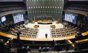 Câmara aprova projeto que combate a adultização de crianças nas redes sociais